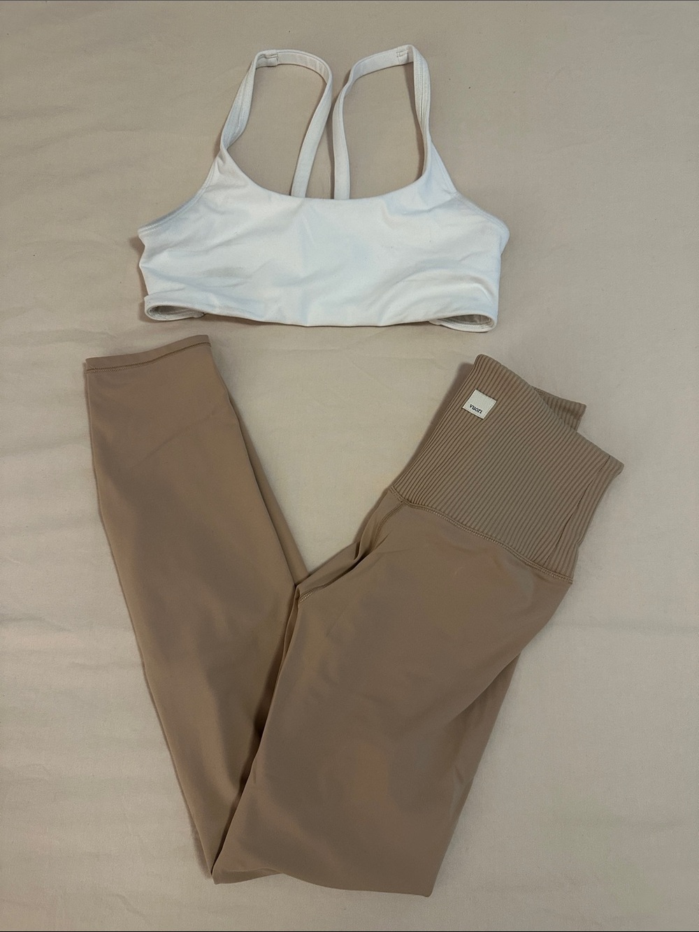 Vuori High-Waist Ribbed Band Leggings in Taupe